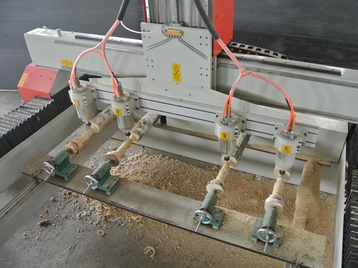 帶旋轉軸的 4 頭數控銑床 帶旋轉軸的 4 頭數控銑床