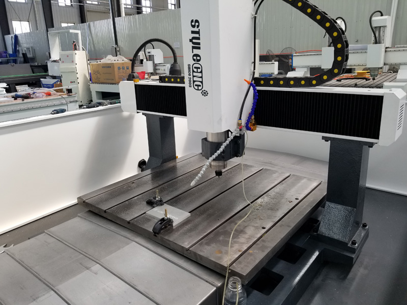 小型數控銑床，用于金屬銑削、雕刻和鉆孔