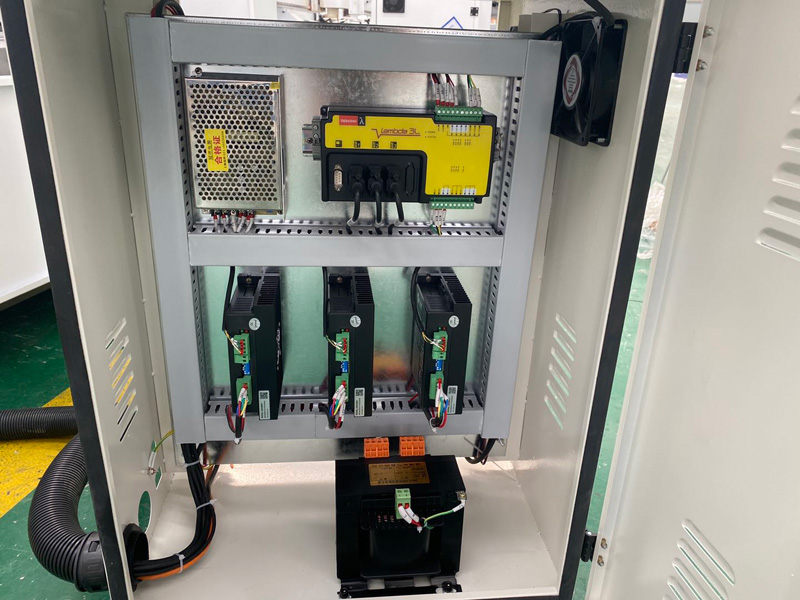 小型數控銑床，用于金屬銑削、雕刻和鉆孔