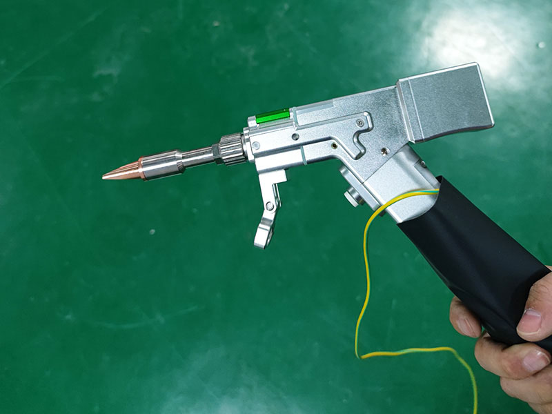 帶手持焊槍的風(fēng)冷便攜式激光焊機(jī)