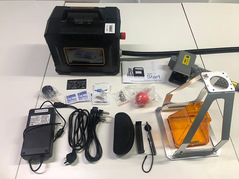 電池供電的便攜式手持光纖激光雕刻機