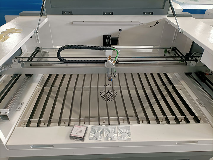 臺灣上銀方形導(dǎo)軌 CO2 業(yè)余愛好激光切割機 臺灣上銀方形導(dǎo)軌 CO2 業(yè)余愛好激光切割機