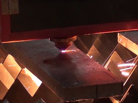 3000W 帶 IPG 激光源的光纖激光切割機