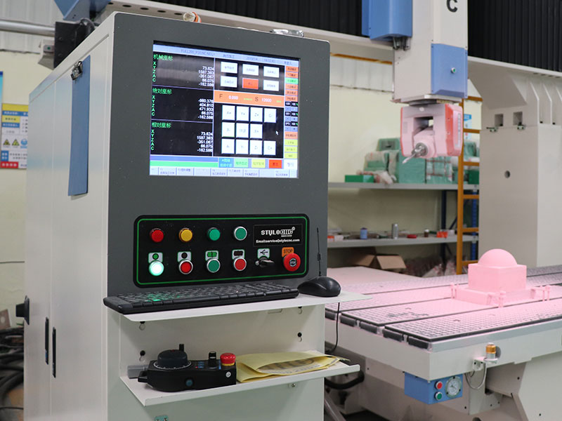 配備新代 控制系統(tǒng)的五軸數(shù)控銑床 配備新代 控制系統(tǒng)的五軸數(shù)控銑床