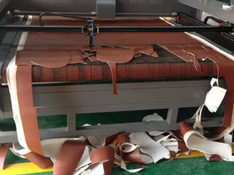 激光皮革切割機(jī)帶自動(dòng)送料系統(tǒng) 激光皮革切割機(jī)帶自動(dòng)送料系統(tǒng)