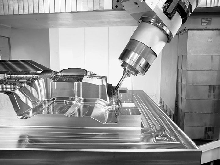 復雜的機械零件不再能夠僅由熟練的操作員制造。