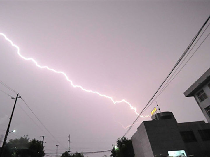 數(shù)控雕刻機(jī)在雷雨天需要做好哪些防護(hù)工作？