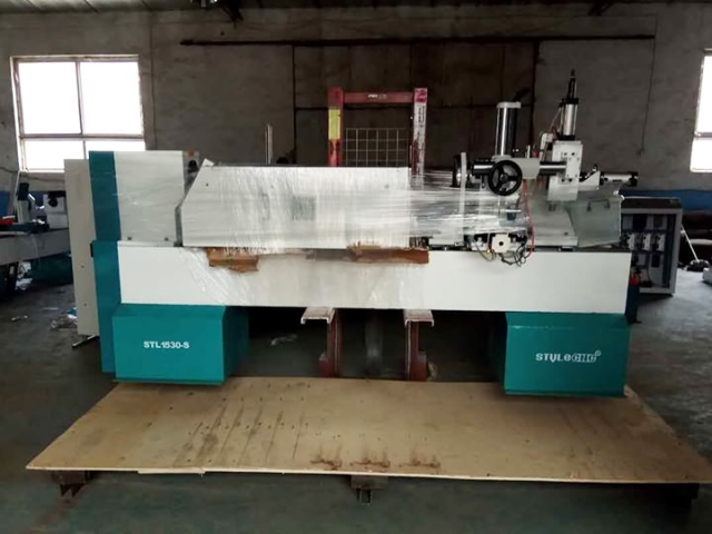 數控木工車床用于羅馬尼亞的車削、開槽、雕刻