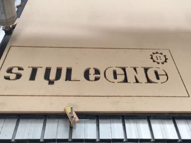 數控雕刻機用于木質標牌切割項目