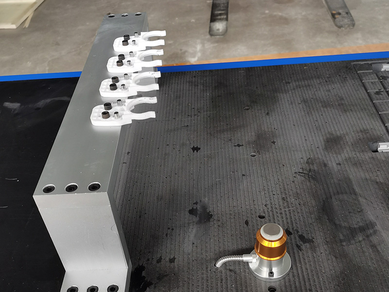 STG6090 帶第四旋轉(zhuǎn)軸的臺(tái)式數(shù)控鋁材雕刻機(jī) STG6090 帶第四旋轉(zhuǎn)軸的臺(tái)式數(shù)控鋁材雕刻機(jī)