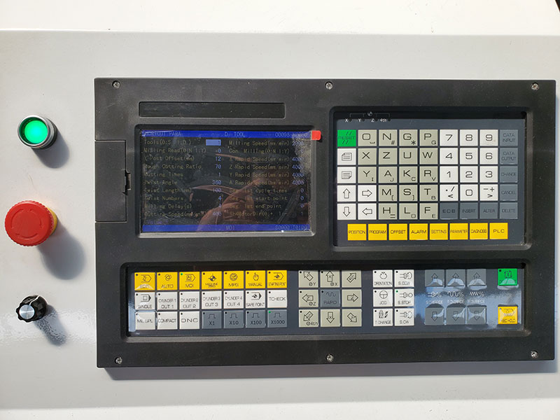 帶自動換刀裝置的四軸數控雕刻機 帶自動換刀裝置的四軸數控雕刻機