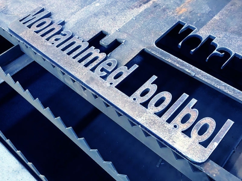 工業(yè)數(shù)控等離子切割工作臺，配備海寶等離子切割機