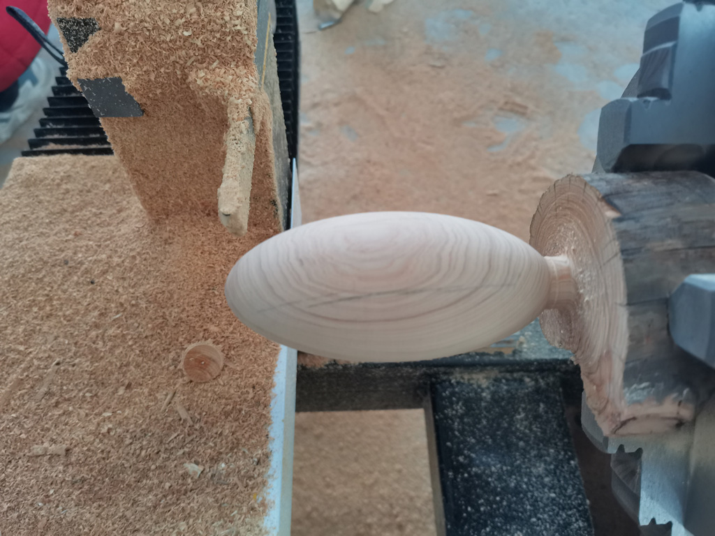 適合業余愛好者制作天然橢圓形木珠的小型木工車床