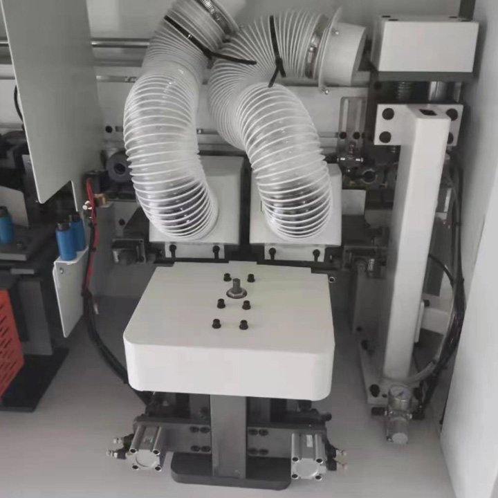 使用封邊機進行預(yù)銑削 使用封邊機進行預(yù)銑削