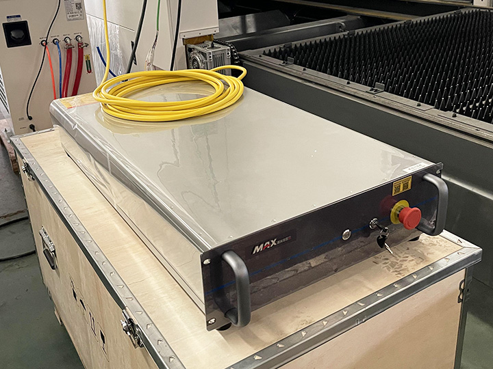 3000W MAX 激光發(fā)生器 3000W MAX 激光發(fā)生器