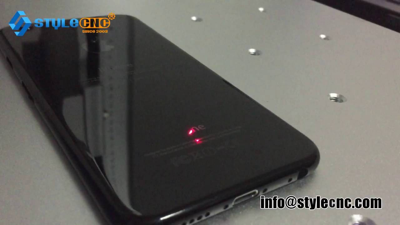 深黑色 iPhone 7 激光雕刻機(jī)，配備 MOPA 激光