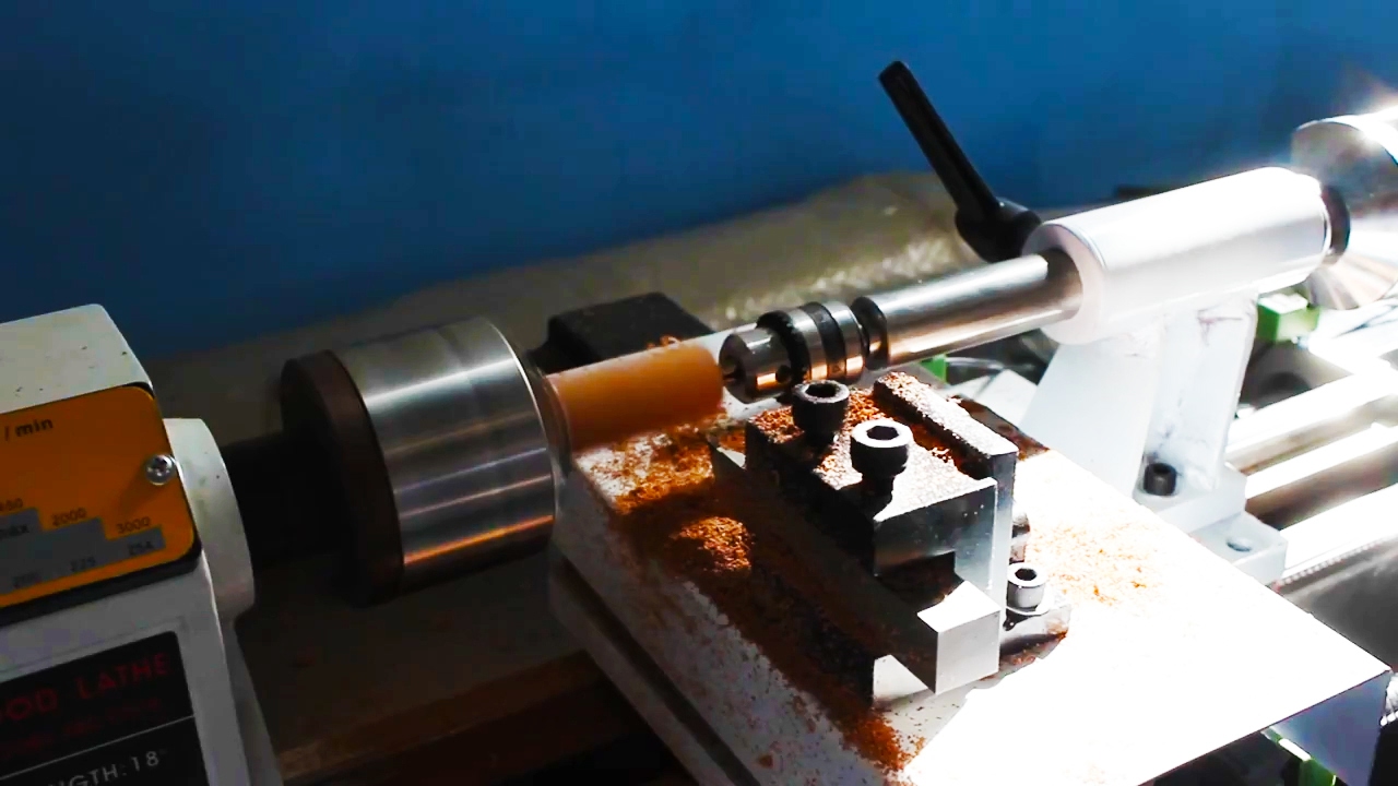 小型木工車床車削木珠 小型木工車床車削木珠